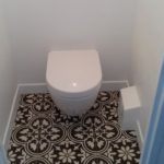 Toilettes avec panneaux pour faciliter l'entretien